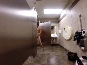 Спортивный паренек дрочит хер в общественном туалете